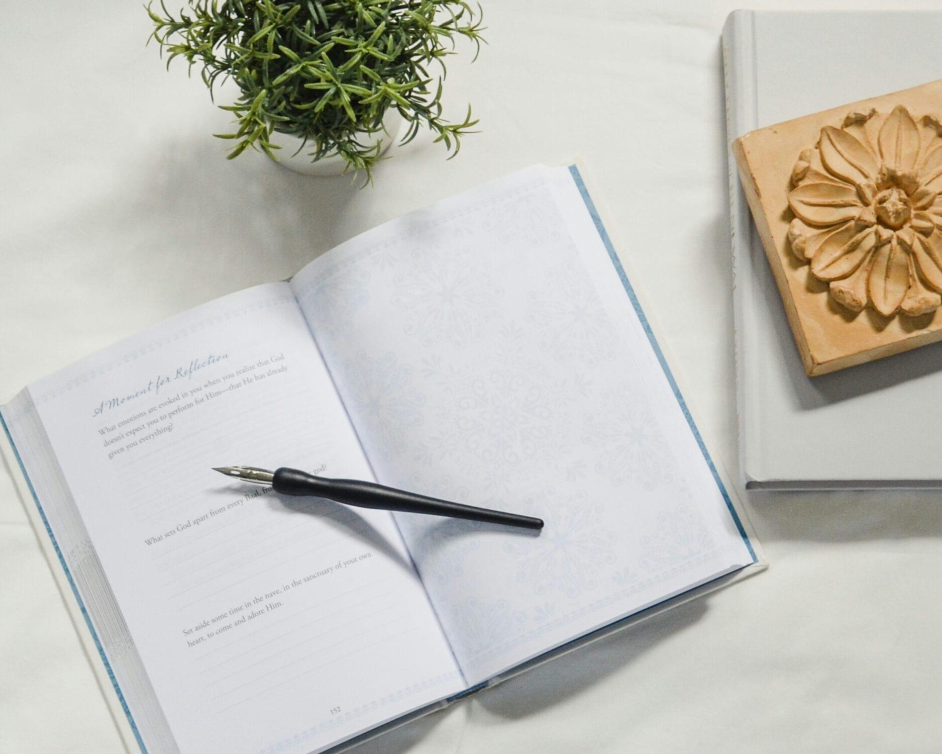 Looking for meaningful End-of-Year Journal Prompts? Discover 80 powerful questions to reflect on your past year, celebrate growth, and set clear intentions for the year ahead.